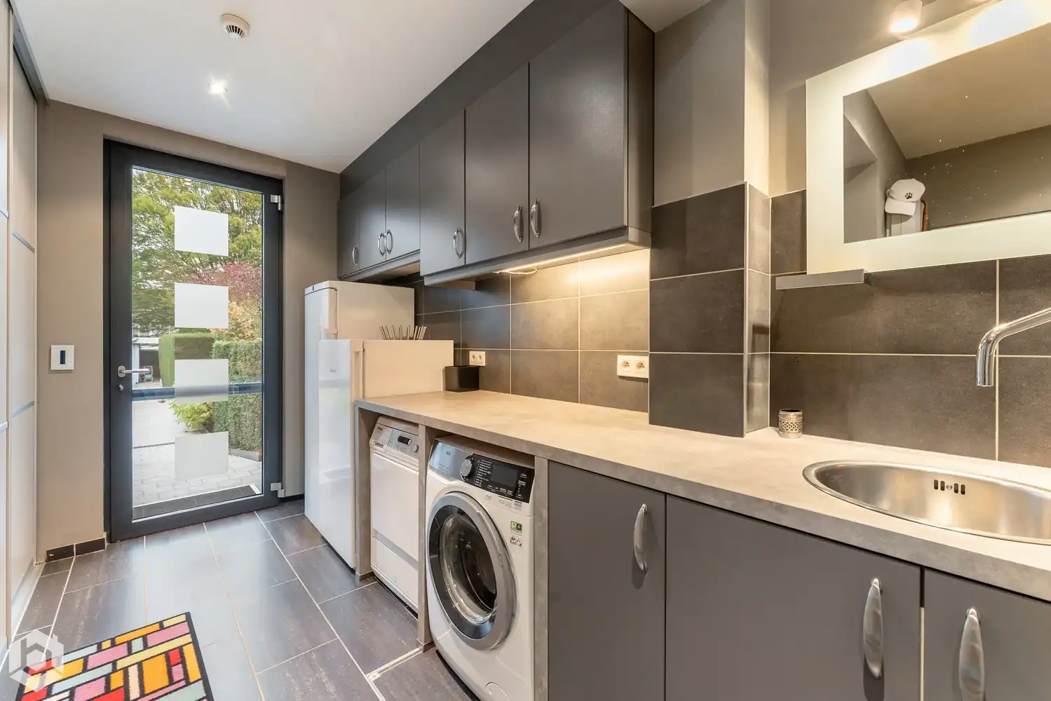 Exclusief gelijkvloers appartement met 2slpkrs, prachtige tuin en zwembad foto 21