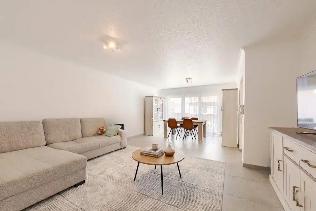 INSTAPKLAAR APPARTEMENT (84 m² | RENOVATIE 2020) MET 2 SLPKS EN GARAGE  foto 2