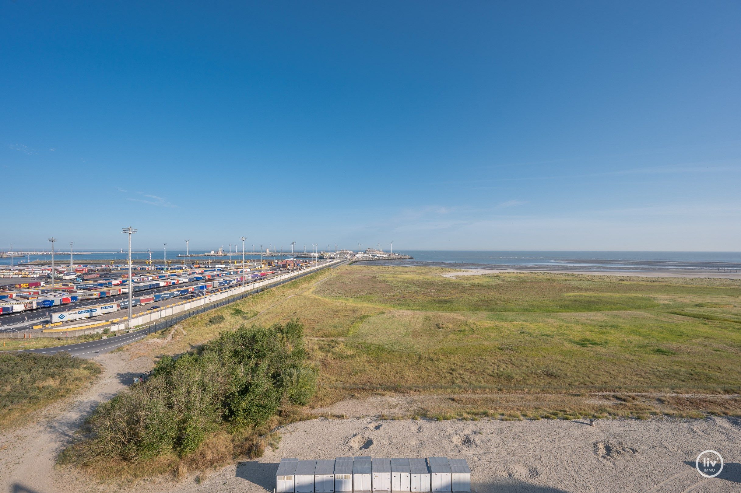 Ruim appartement ( 7 m gevelbreedte ) met frontaal zeezicht voorraan en prachtig open zicht achteraan gelegen op de Zeedijk te Heist.  foto 8