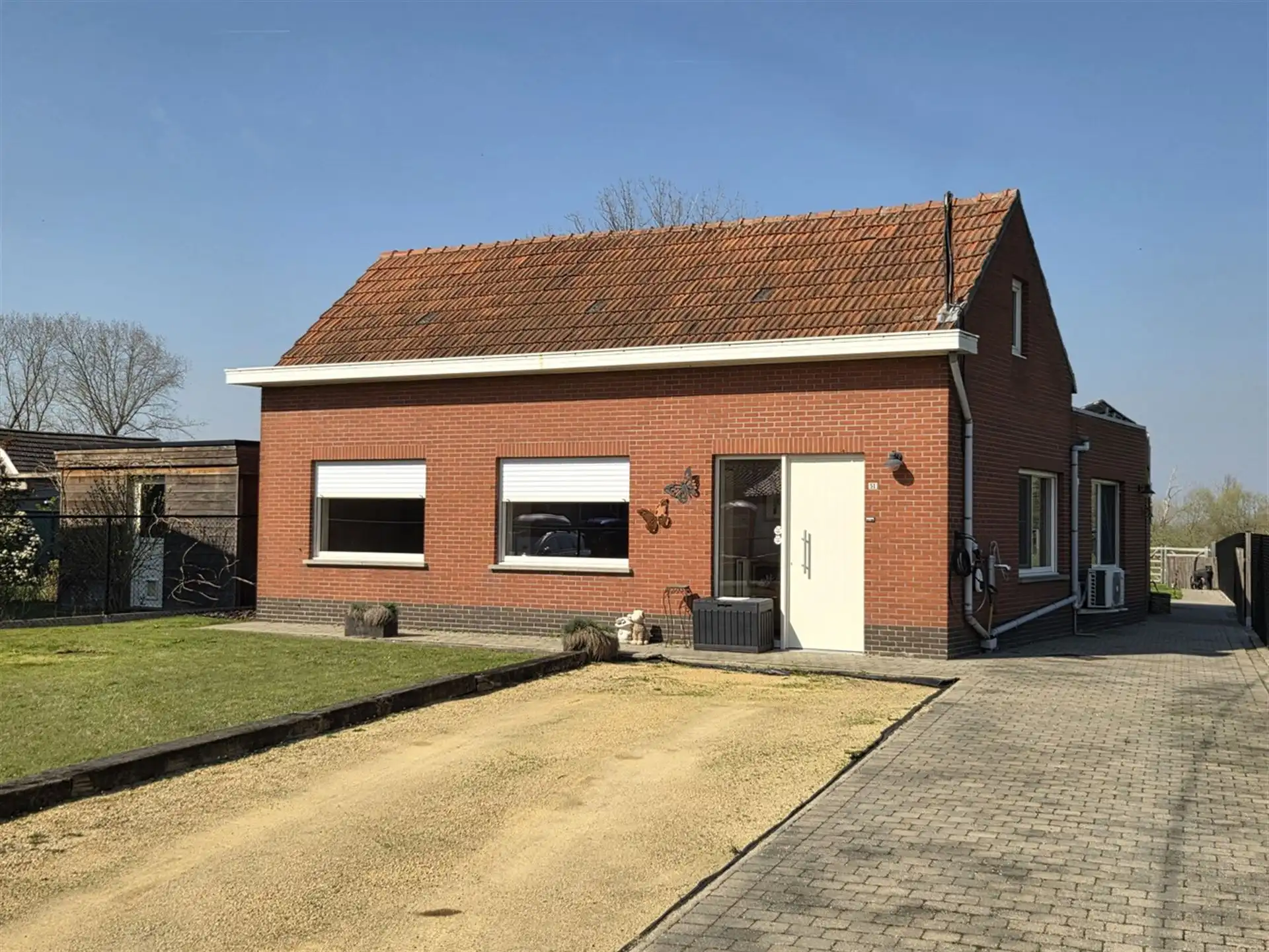 Zeer rustig gelegen laagbouwwoning, 3 slaapkamers, instapklaar op een perceel van 790m² foto 2