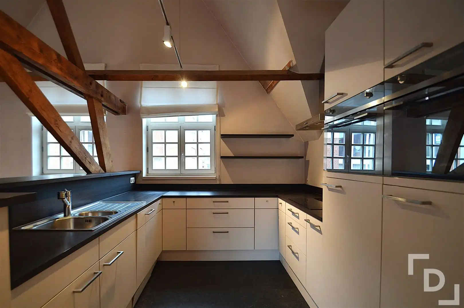 Ruim duplex appartement met garage te huur op toplocatie in Ieper foto 10