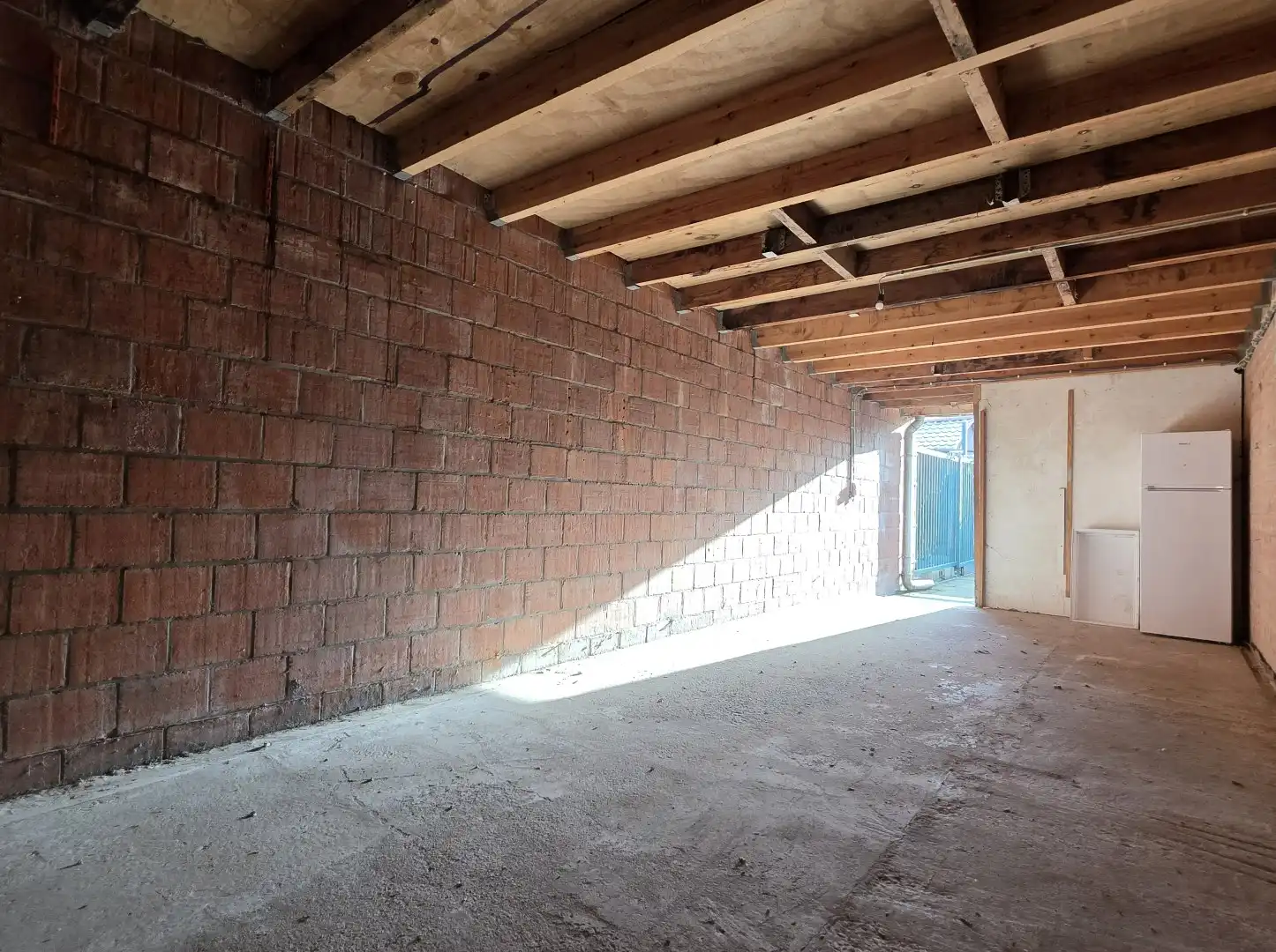 Opslagplaats/atelier in het centrum van Kuurne met vrijstaande garage en bureauruimte foto 3