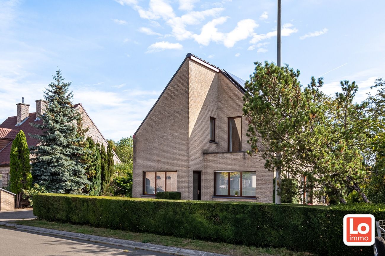 Hoofdfoto van de publicatie: Ruime degelijke alleenstaande woning met afzonderlijke garage en carport op een makkelijk bereikbare locatie in Lokeren!