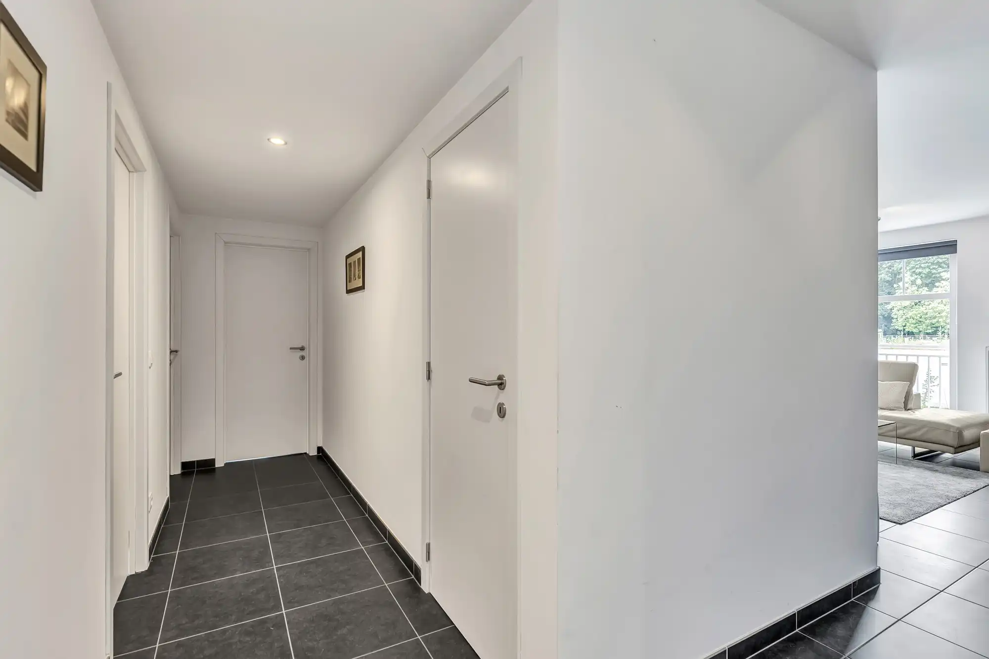 Ruim appartement met vier slpks, terras en autostaanplaats foto 15
