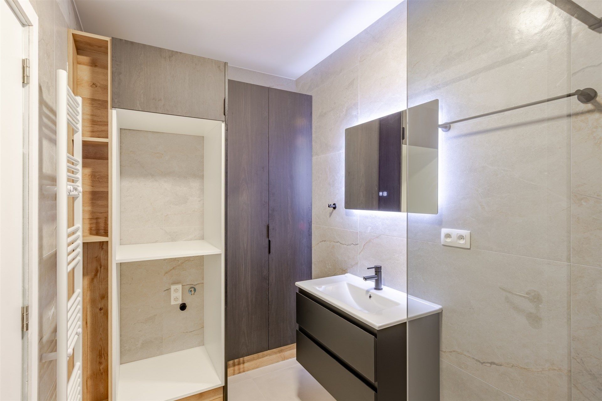 Top gerenoveerde woning met 3 slks en buitenruimte foto 11