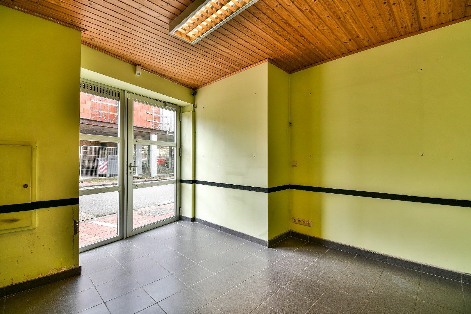Commerciële handelsruimte/ kantoor / praktijkruimte met garage in het centrum van Lichtervelde! foto 3