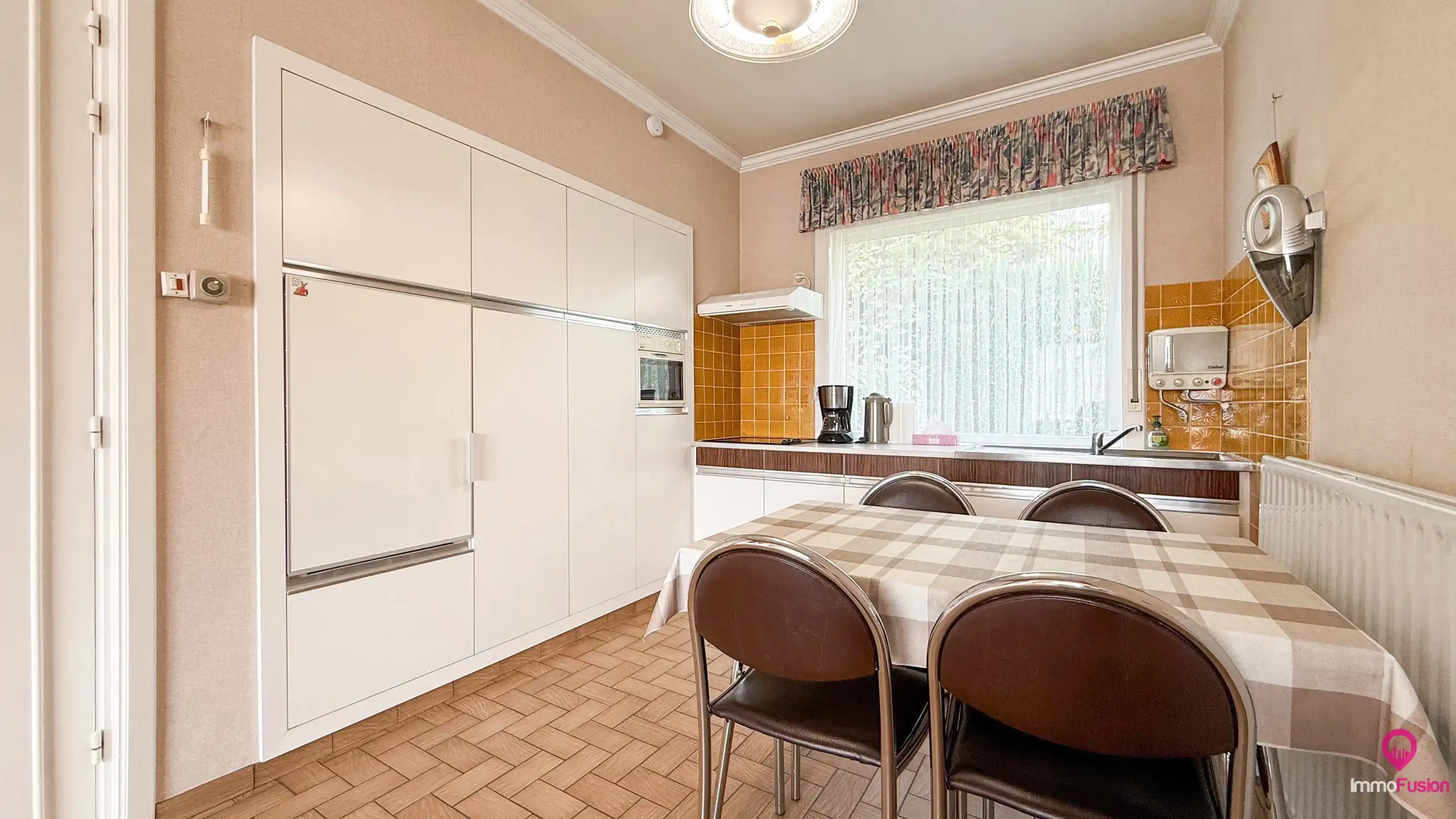 Rustig gelegen woning met dubbele garage, kelder en privacy! foto 10