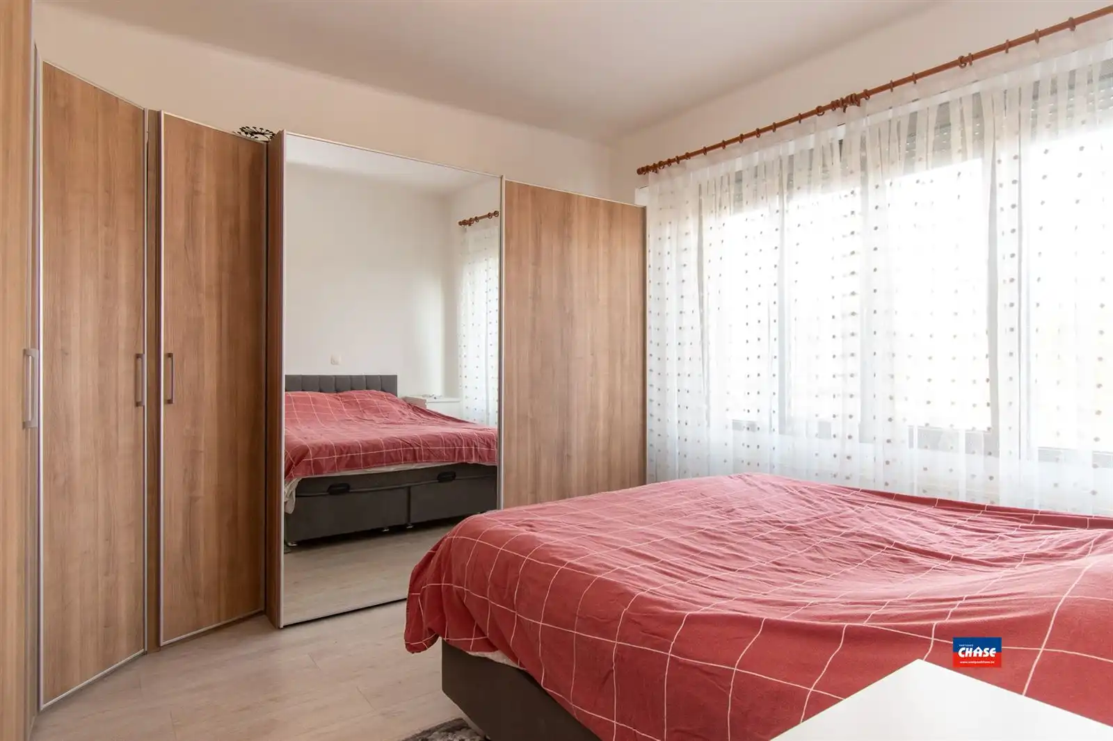 Ruime gezinswoning met vier slaapkamers en tuin foto 14