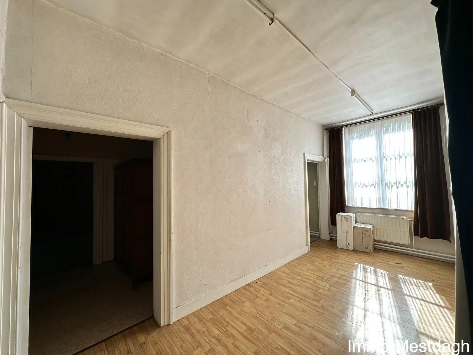 In de schaduw van de kerktoren bevindt zich deze mooie historische idyllische unieke pastorie.   foto 39