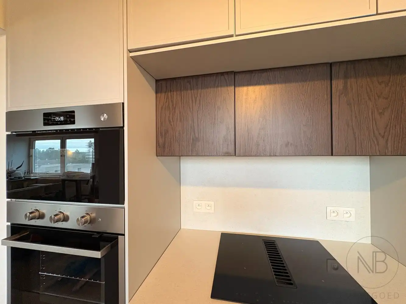 Stijlvol gerenoveerd en bemeubeld appartement met panoramisch uitzicht in hartje Genk foto 6