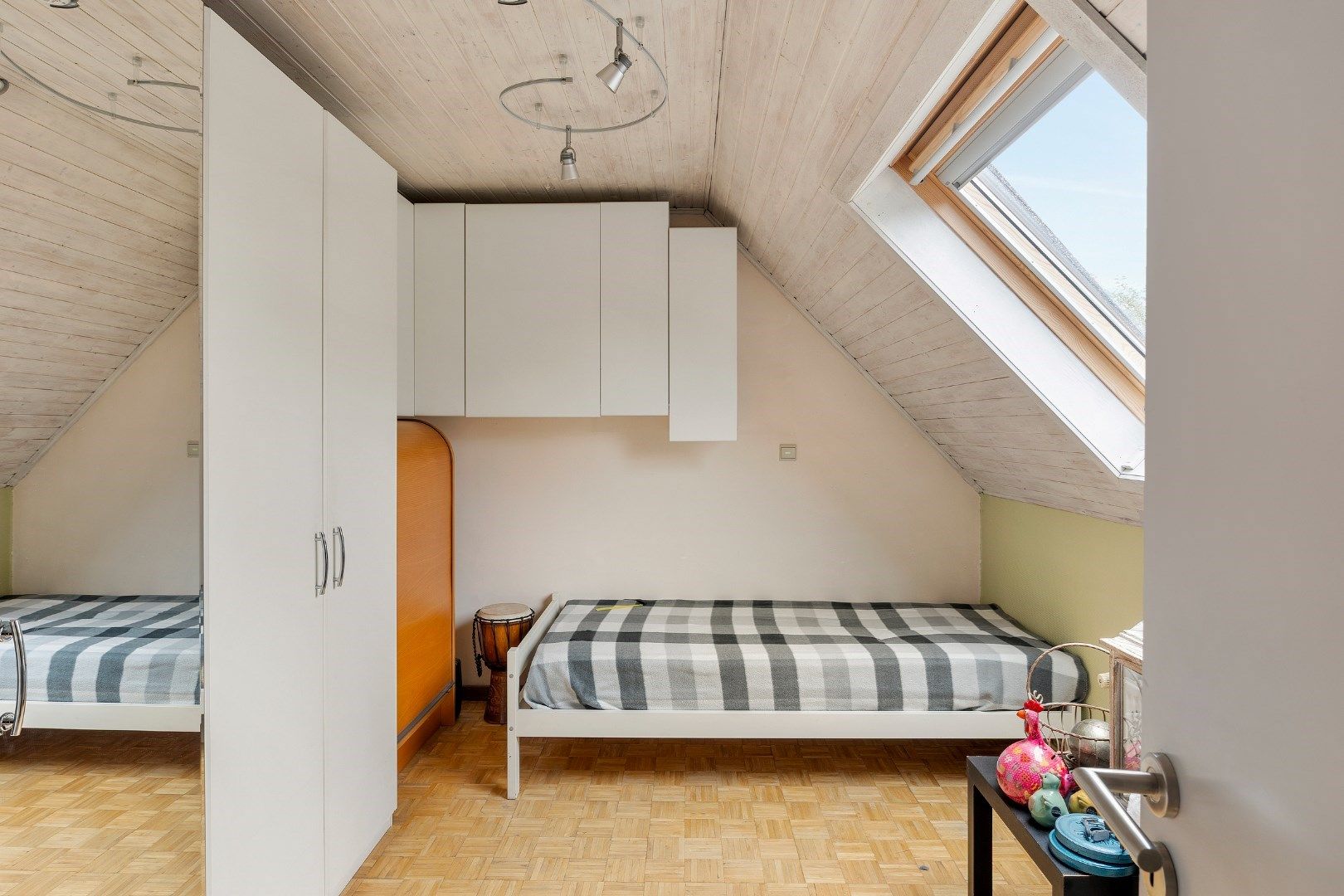 KANTOOR/PRAKTIJK + WOONST MET TUIN EN ZWEMBAD foto 25