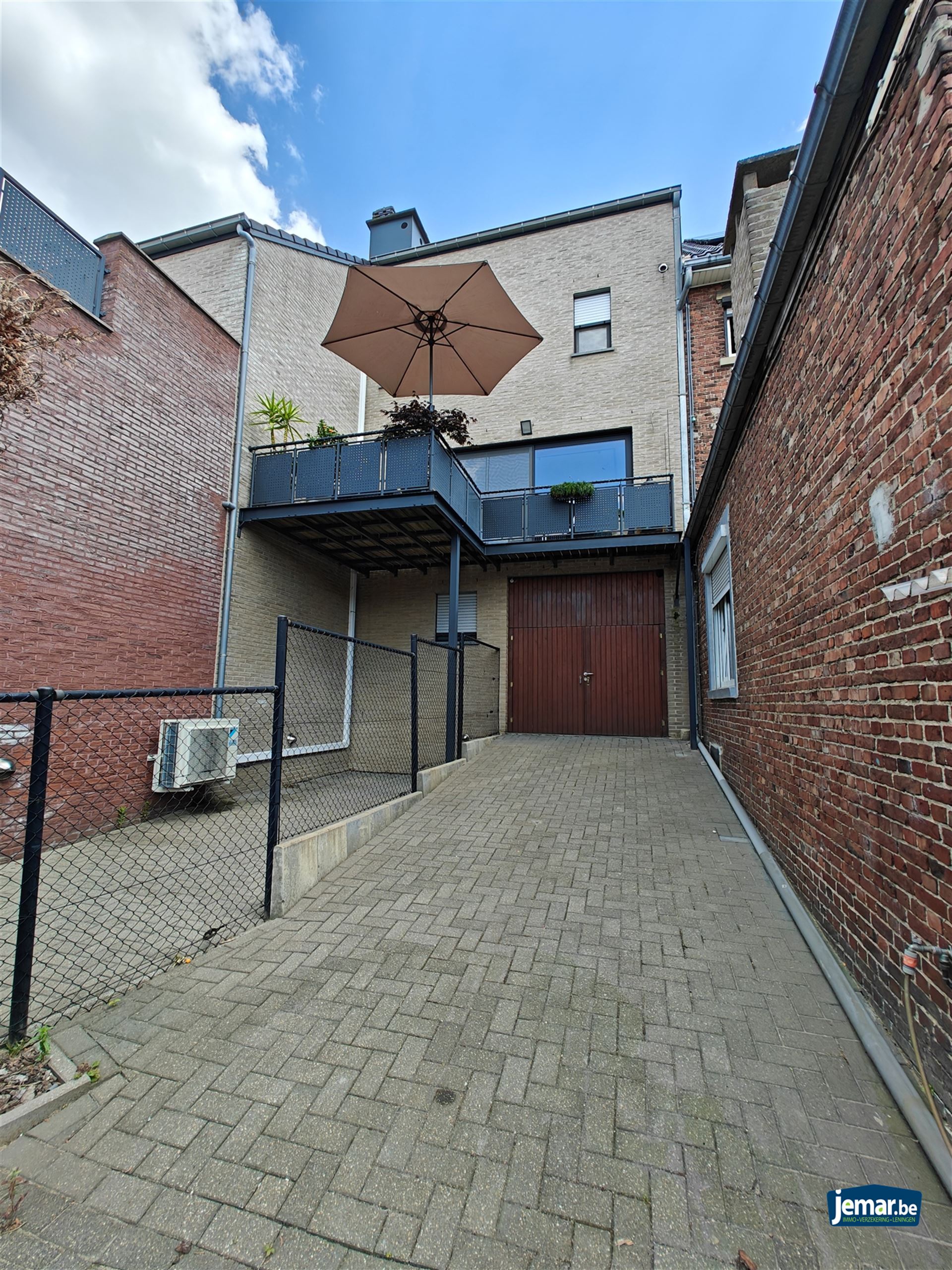 Instapklaar triplex appartement met 2 slaapkamers een zeer grote garage en een carport  foto 24