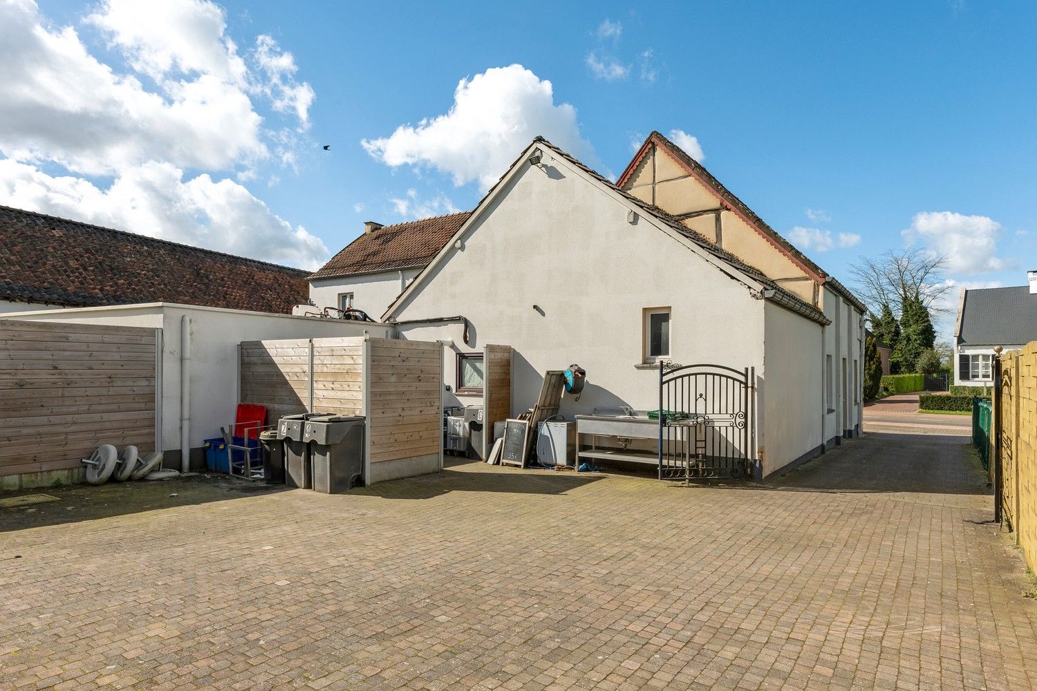 Handelspand met woonst en garage, centrumligging. foto 11