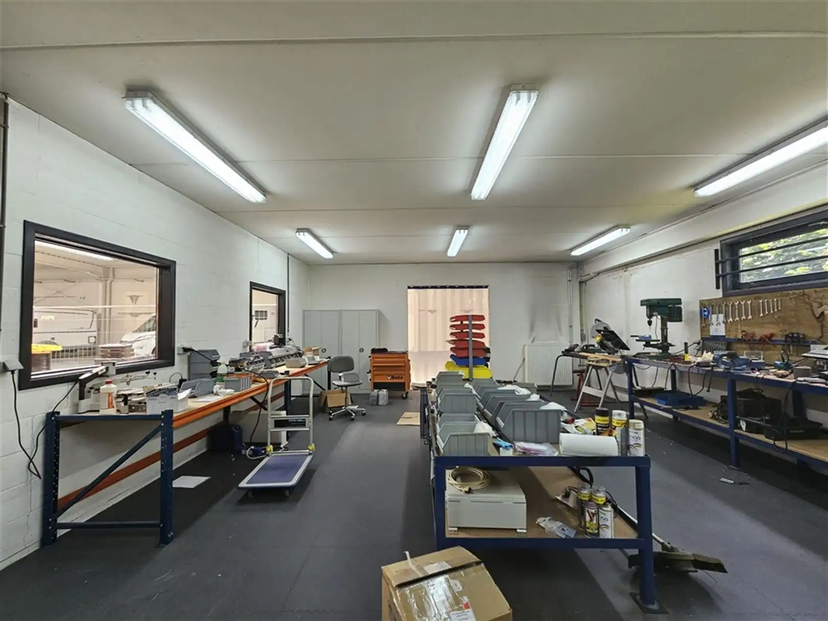 Bedrijfsgebouw met ruime parking te Waregem foto 15