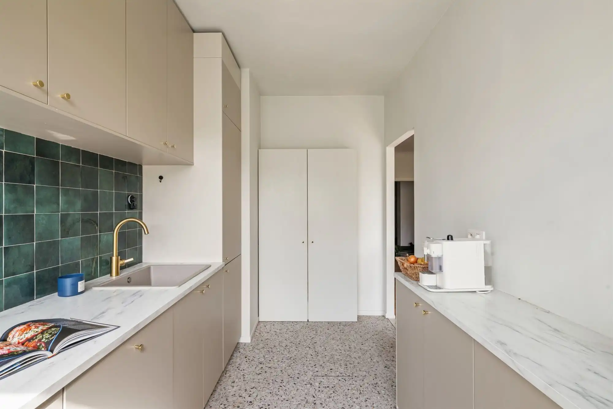 Stijlvol gerenoveerd stadsappartement met terras foto 6
