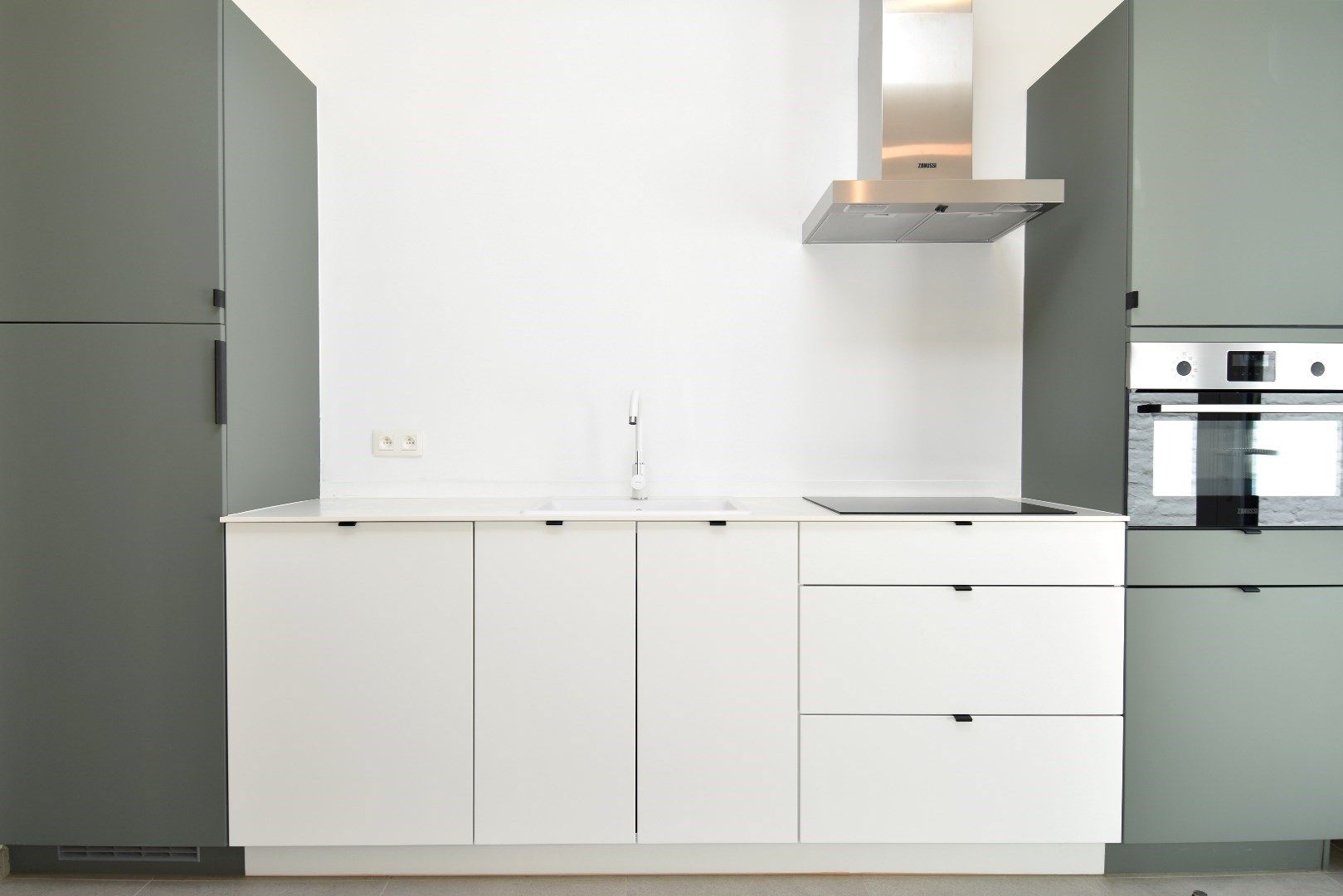 Tot in de puntjes gerenoveerde stadswoning te koop, 3 slaapkamers in hartje Kortrijk foto 2