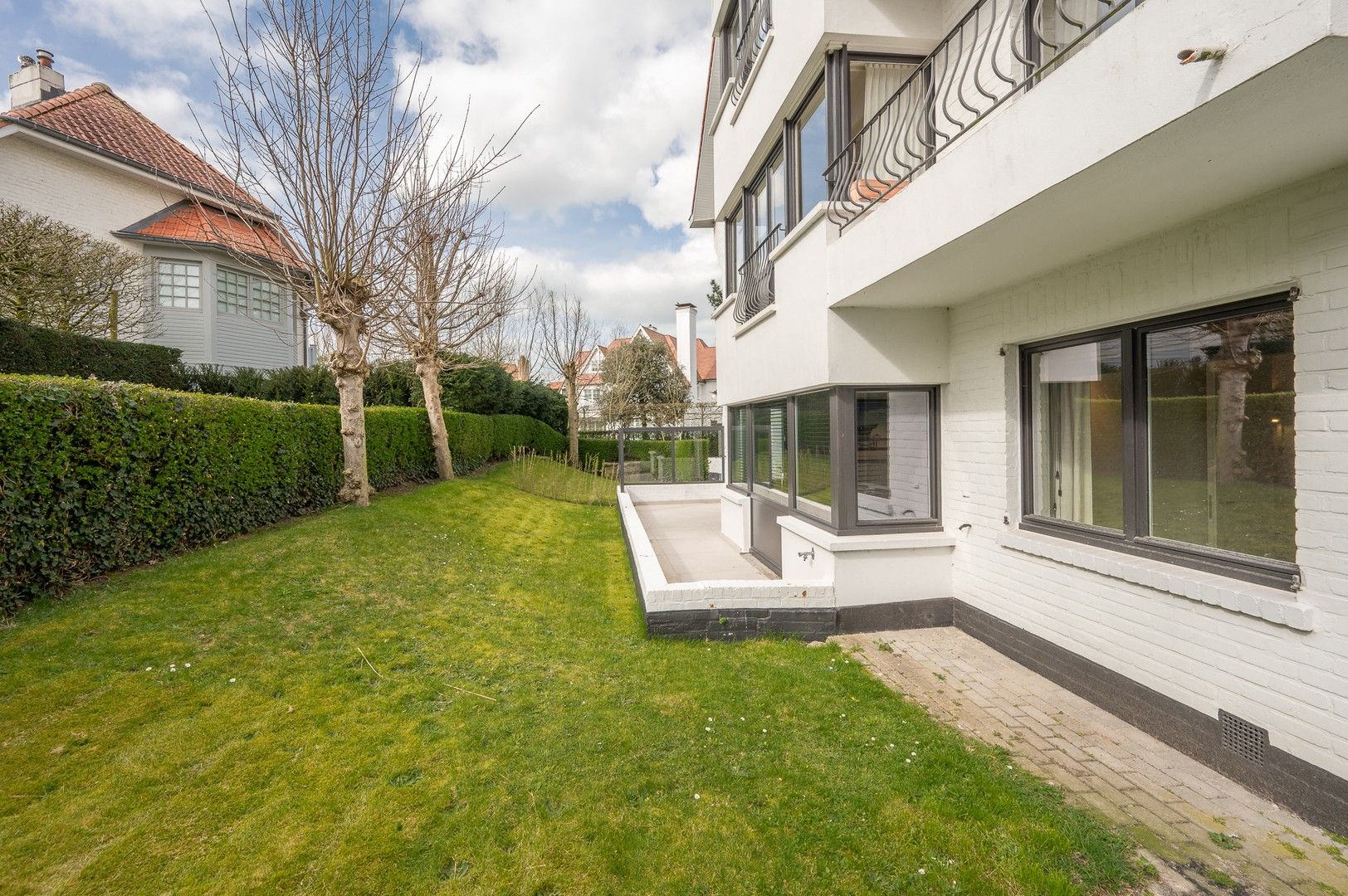 Prachtig tuinappartement met 3 volwaardige slaapkamers, gelegen in een paadje op een topligging in het Zoute. foto 9