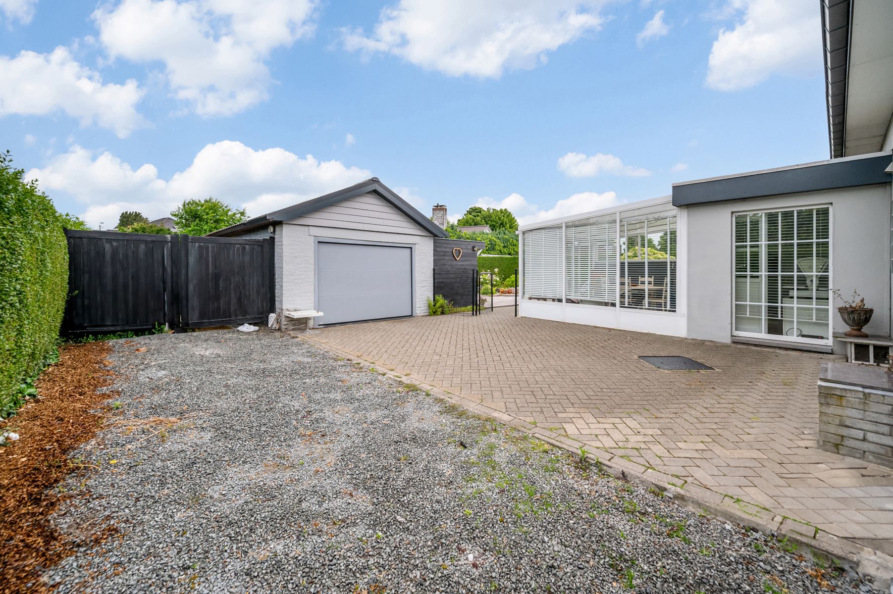 Instapklare en goed onderhouden villa met tuin en garage foto 20