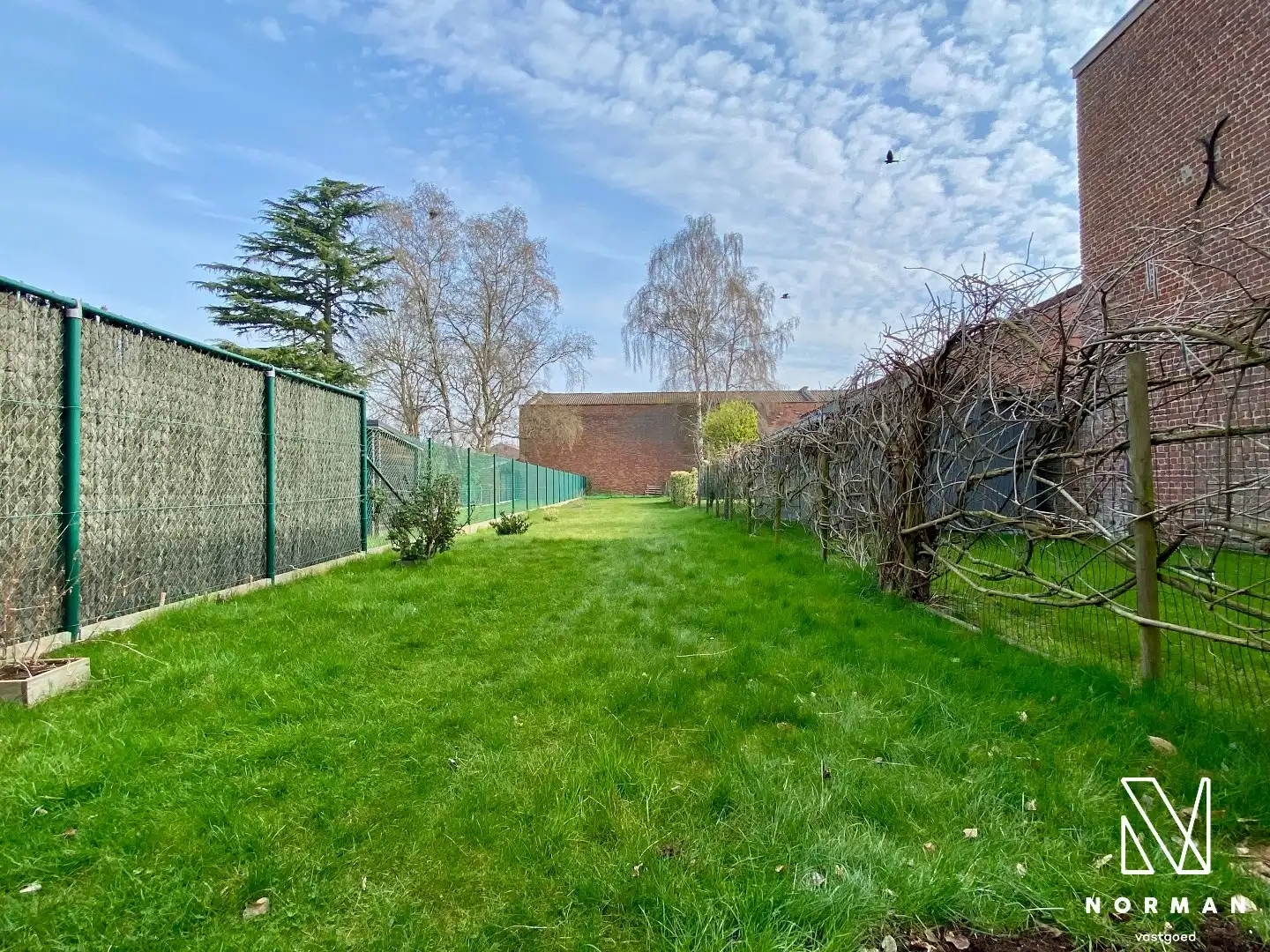 Hedendaagse woning met tuin en 3 slaapkamers op centrum-ligging. foto {{pictureIndex}}