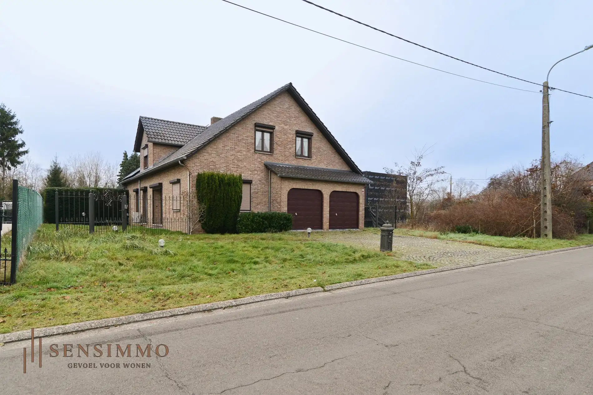 Ruime en energiezuinige woning met 4 slaapkamers op mooi perceel van 8a foto {{pictureIndex}}