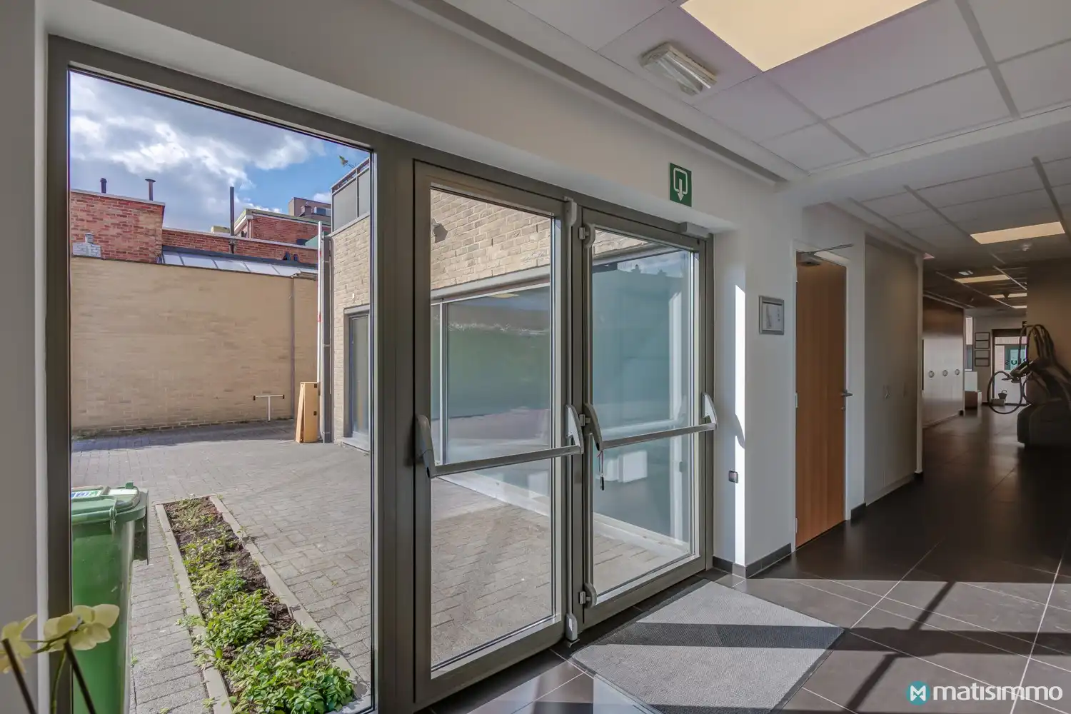 PRAKTIJKRUIMTE MET 10 PARKEERPLAATSEN TE HUUR IN HET CENTRUM VAN HOESELT foto 11