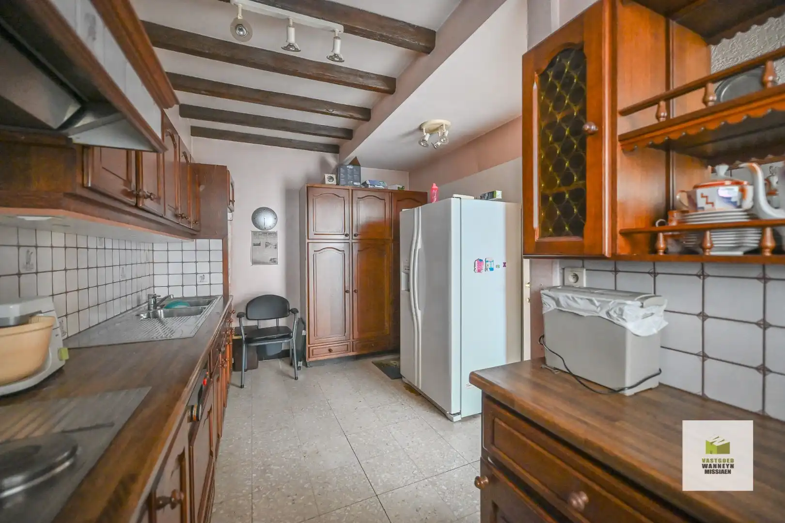 Ruime te renoveren gezinswoning met grote garage en 4 slaapkamers op 349m2 foto 14