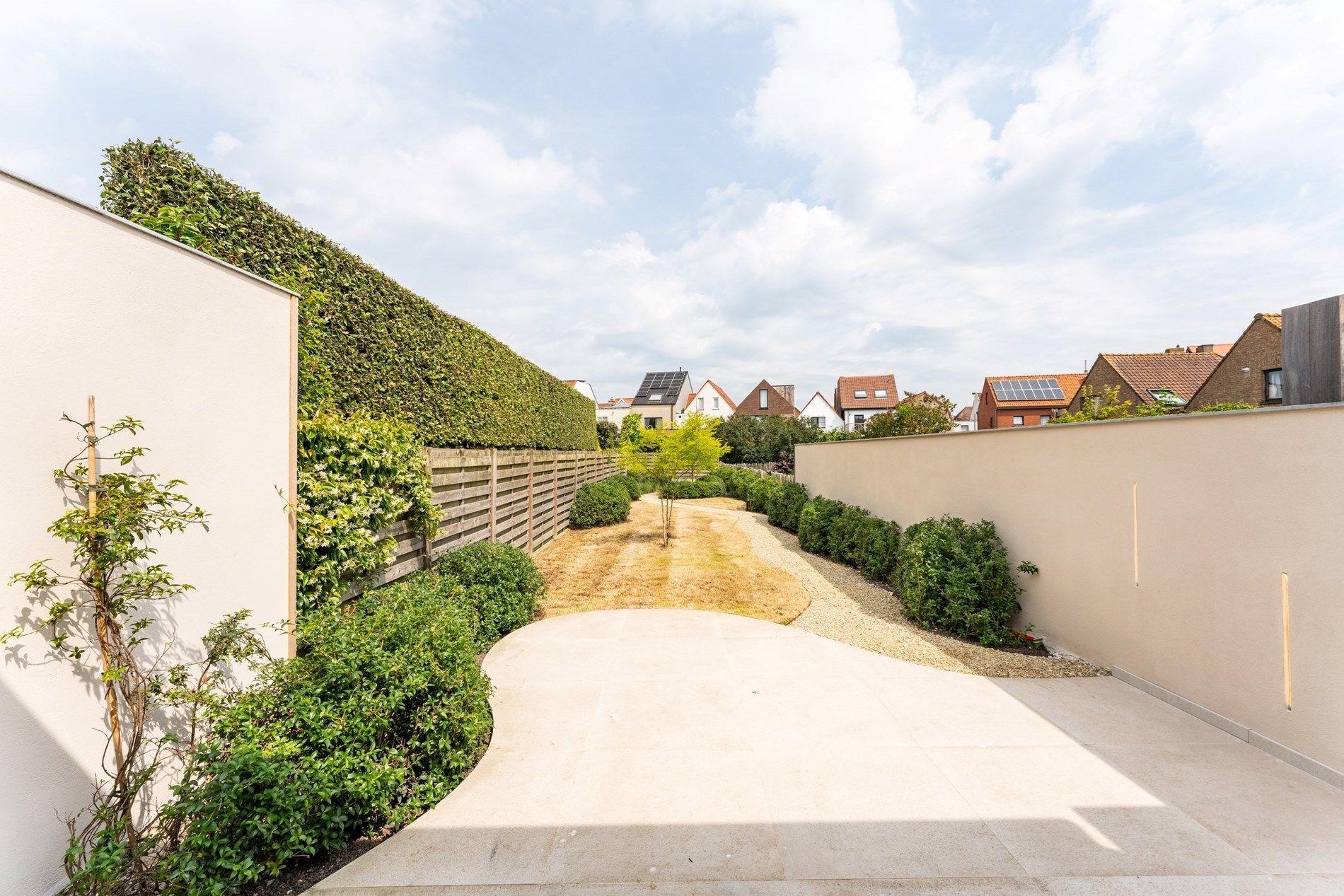 Volledig gerenoveerde woning met 4 slaapkamers, parkeerplaats en volledig aangelegde tuin te Jan Devischstraat gelegen. foto 25