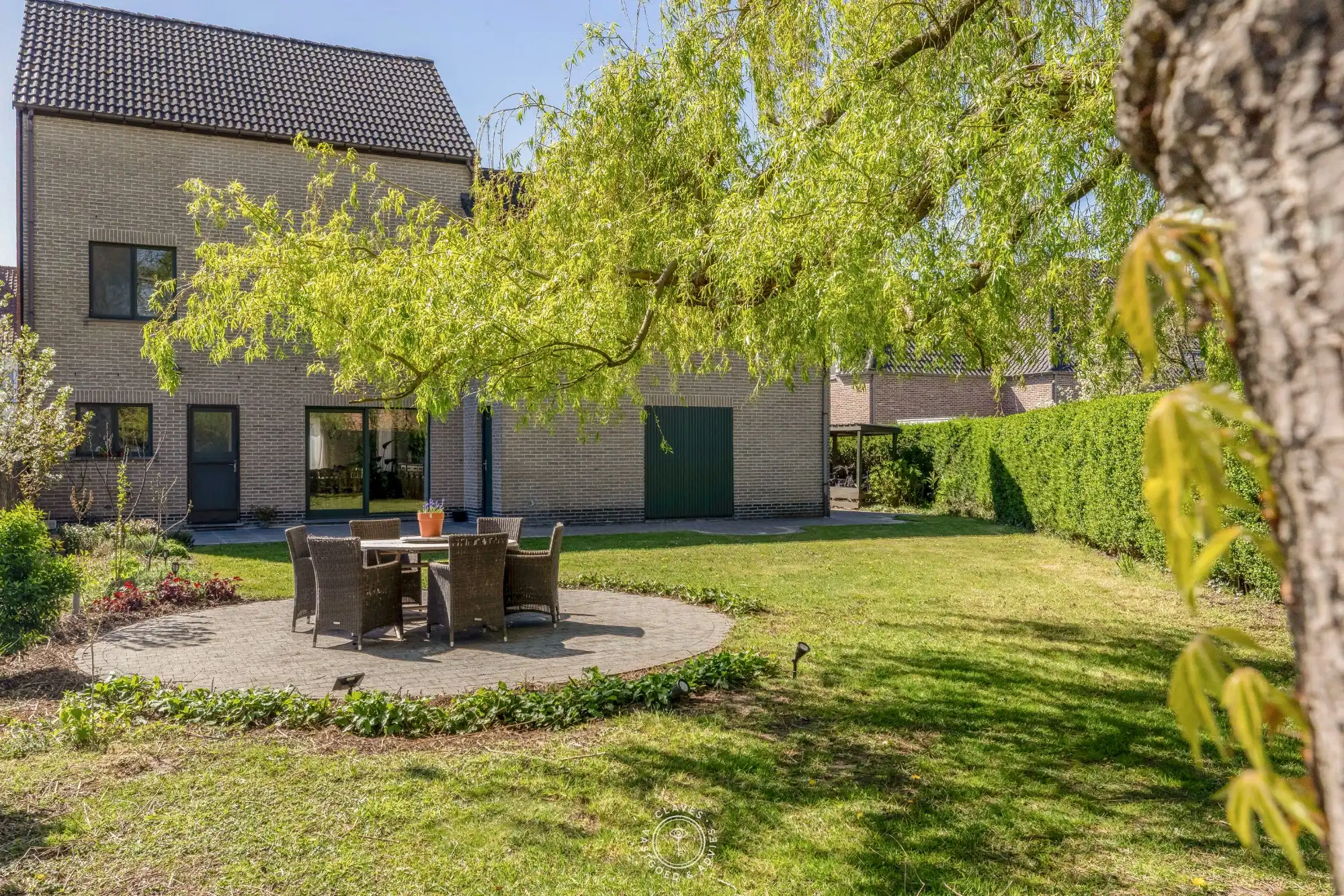 Welgelegen ruime halfopen bebouwing met dubbele garage foto 2