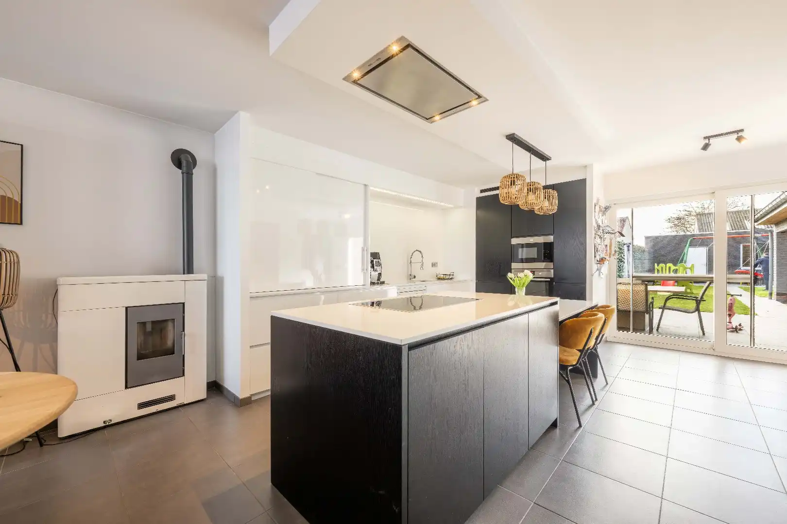 RUIME GEZINSWONING | 4 SLPKS | 2 BADKS | DUBBELE GARAGE & TOEGANG ACHTEROM  foto 3