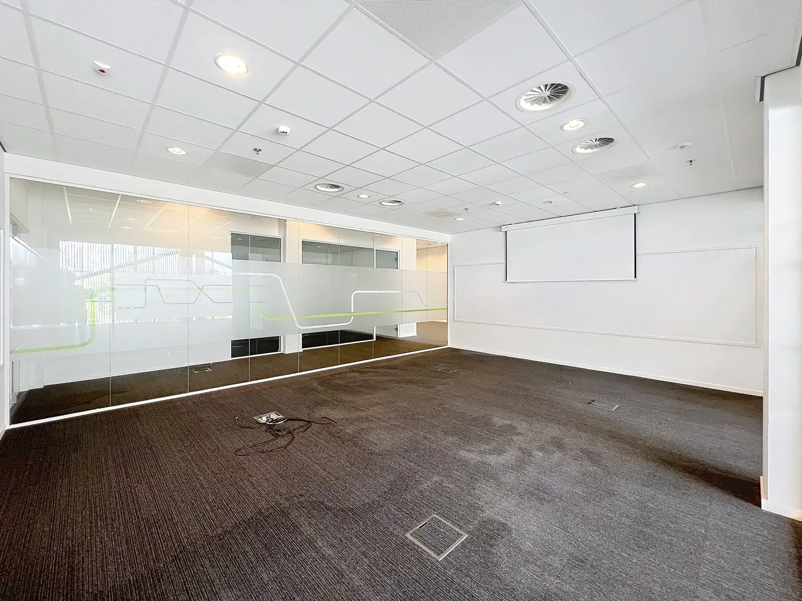 LICHTRIJKE kantoorruimten (1.400 tot 1.800m²) aan ZEER interessante voorwaarden nabij afrit Kortrijk-Oost E17. Onmiddellijk beschikbaar! foto 17