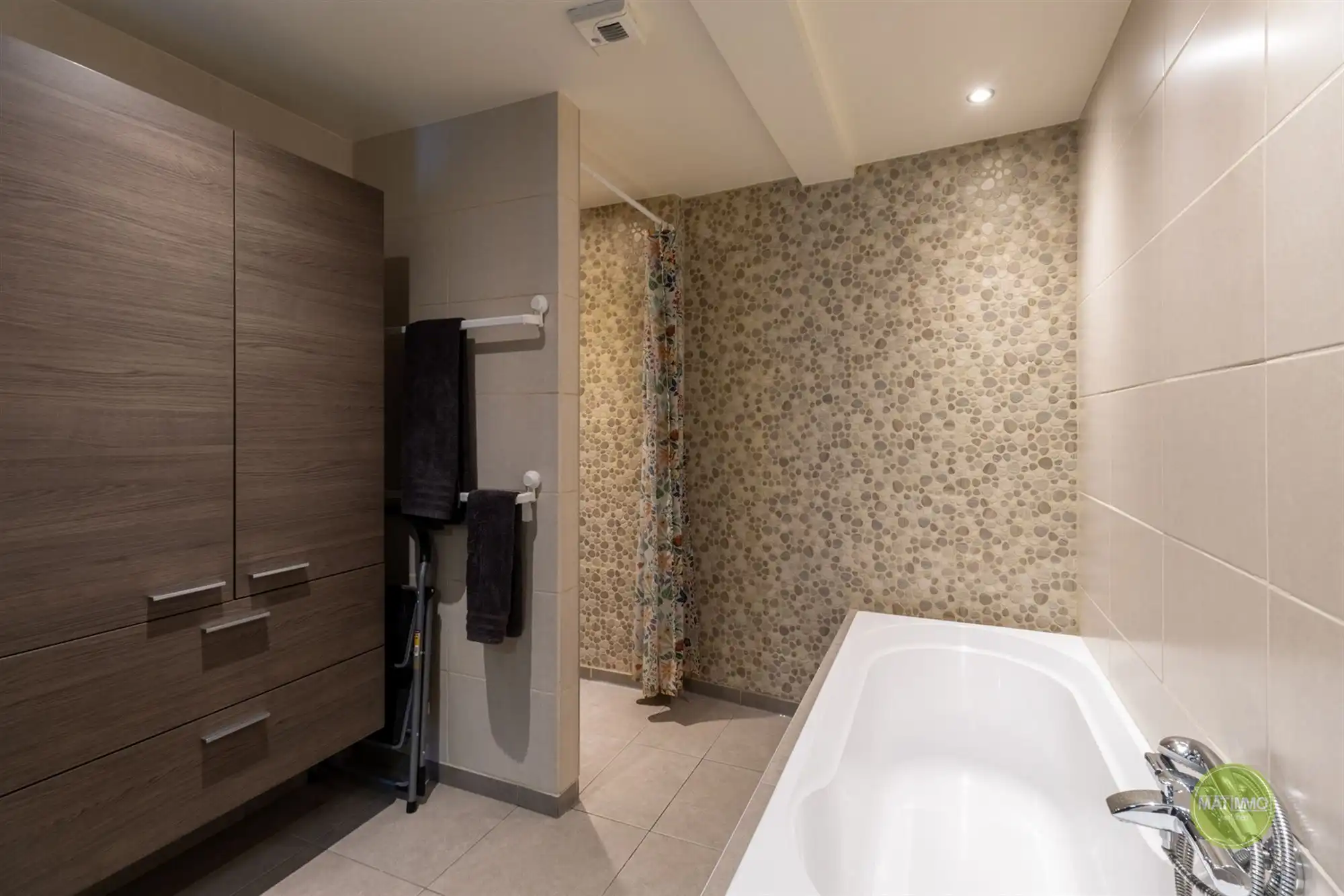Instapklaar gerenoveerd appartement met ruim terras in Balen foto 9