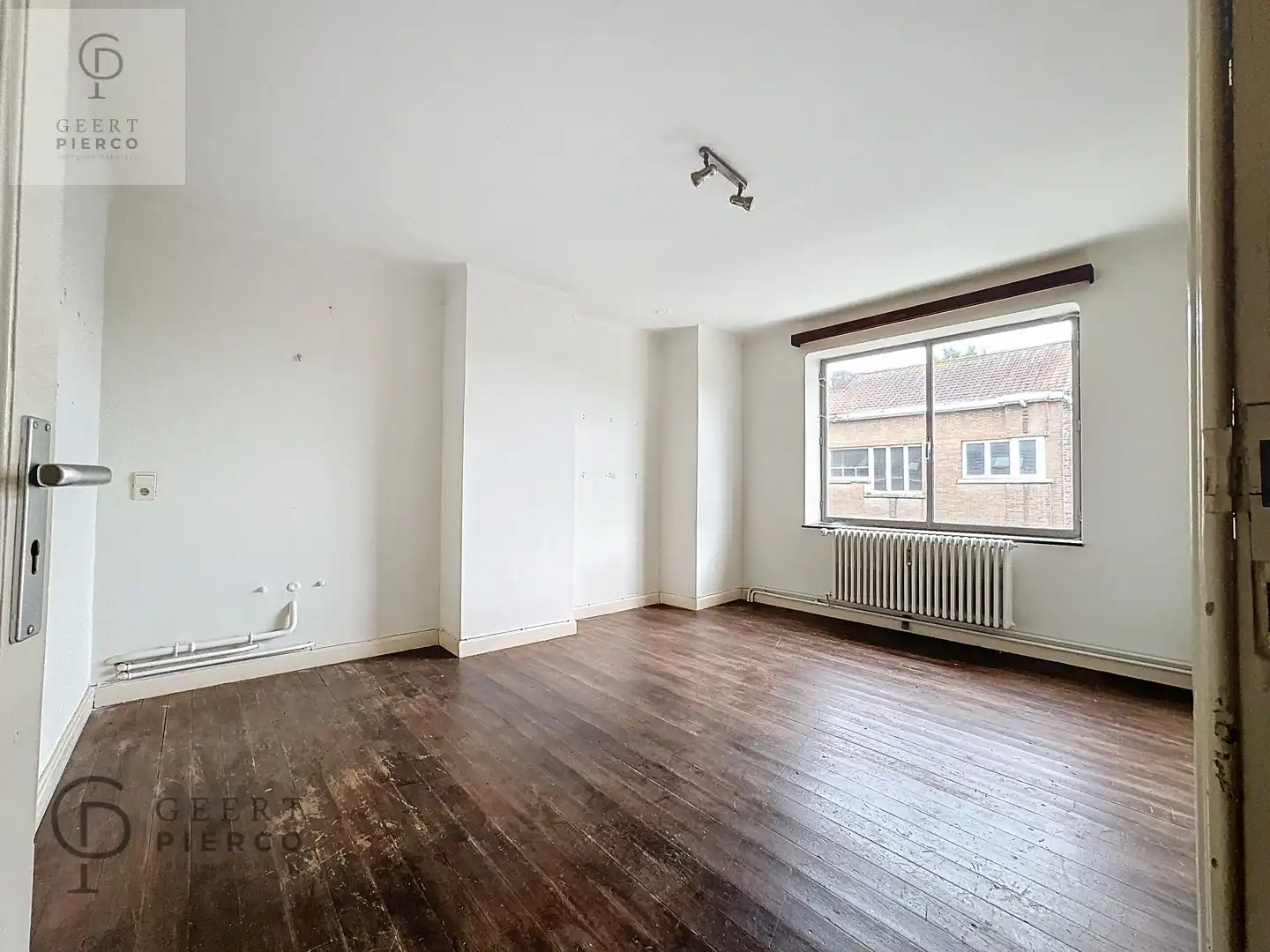 Ruim handelspand met ruim appartement foto 22