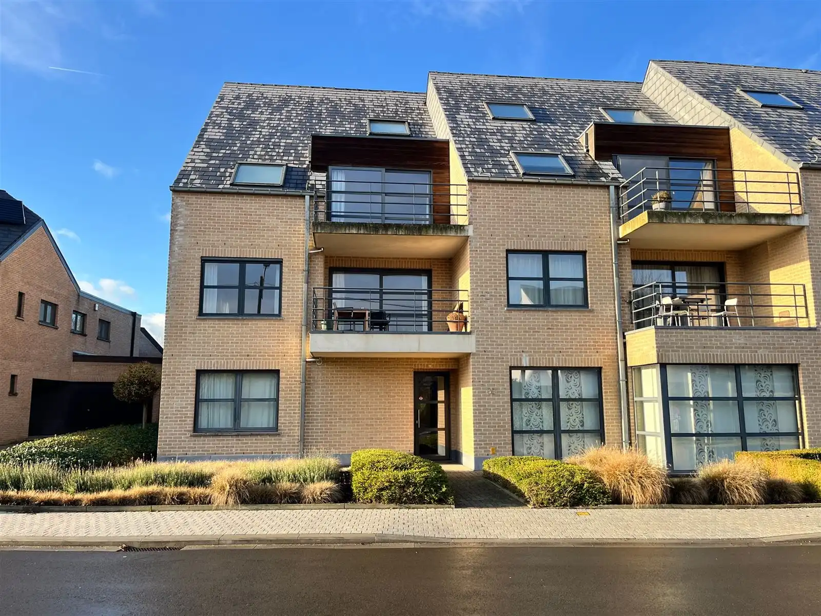 Gelijkvloers-appartement foto {{pictureIndex}}