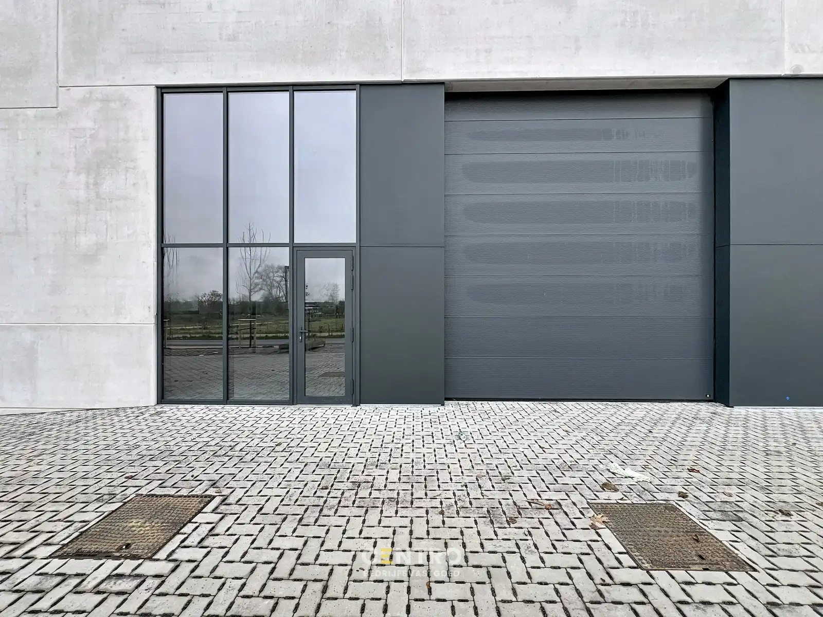 NB-magazijn van ± 275 m² (incl. 2 parkeerplaatsen!) en moderne glaspartij in driehoek TIELT-DEINZE-WAREGEM ! foto 2