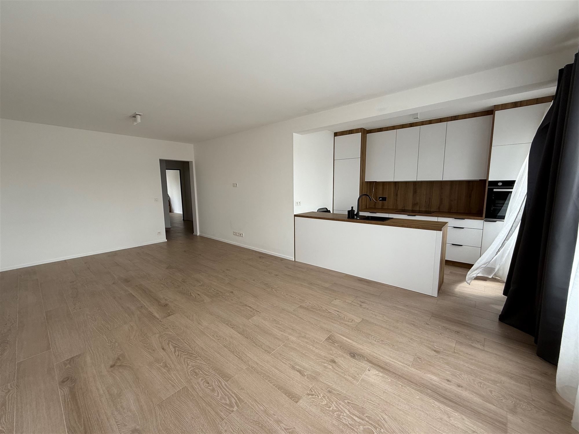 Gerenoveerd 2 slaapkamer appartement met terras foto 3