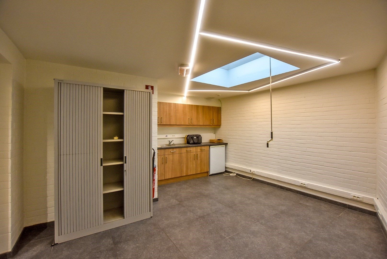 Gerenoveerd ruim handelsgelijkvloers te huur (324m²) in het centrum van Diksmuide.  foto 11