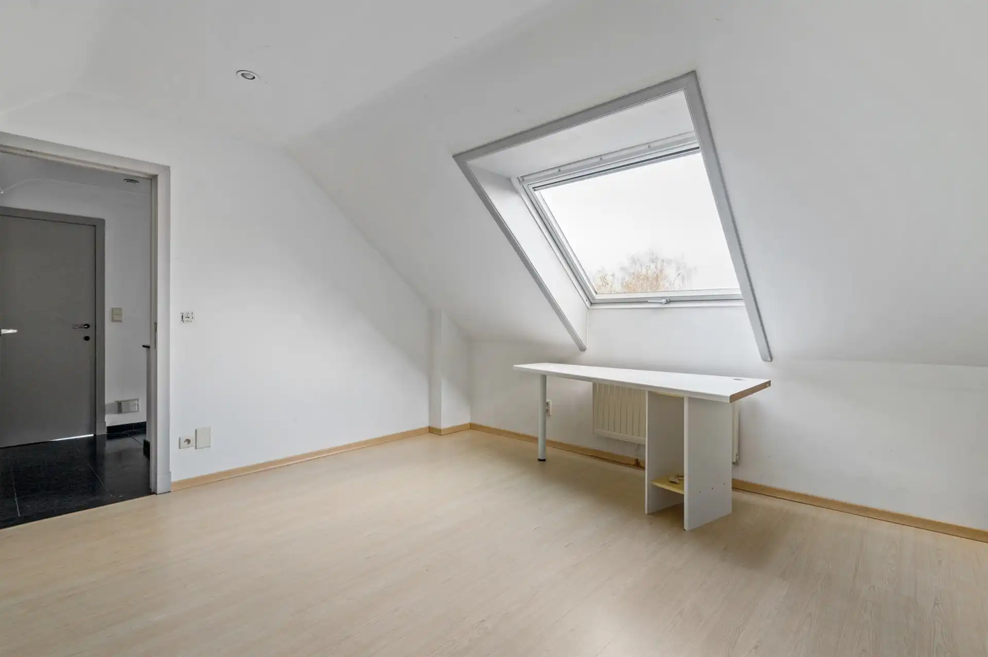 Handelspand met ruim appartement op een toplocatie in Sint-Gillis-Waas foto 20