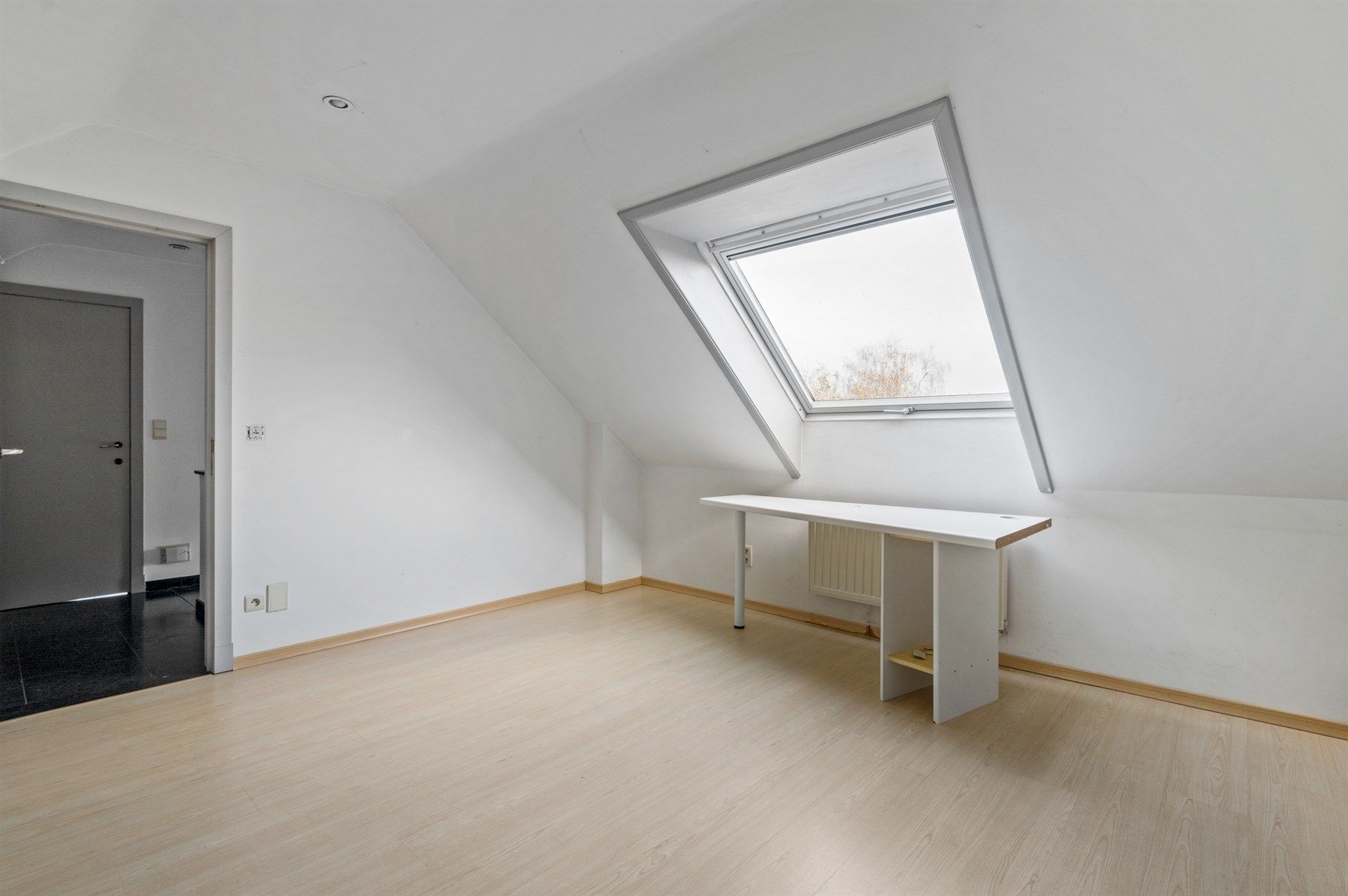 Handelspand met ruim appartement op een toplocatie in Sint-Gillis-Waas foto 20