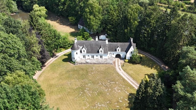 Kasteelvilla met bijgebouw op uniek domein 1 hectare 71 are met grote vijver foto 6