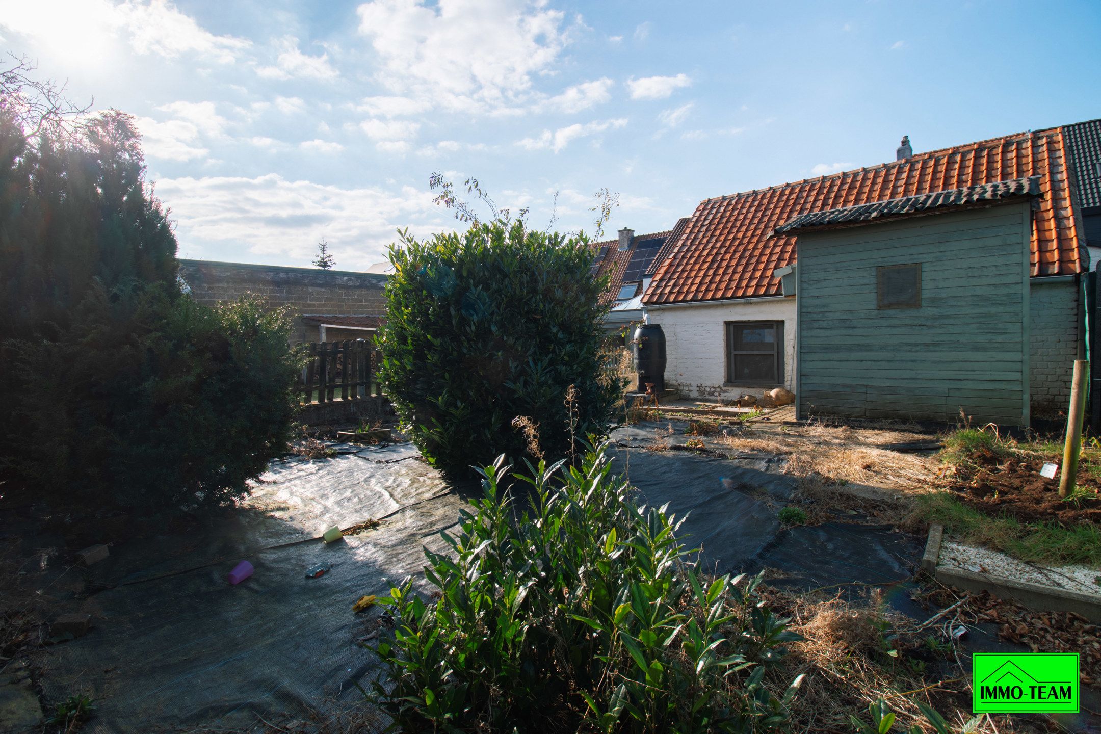 Goed onderhouden rijwoning met garage en ruim atelier foto 12