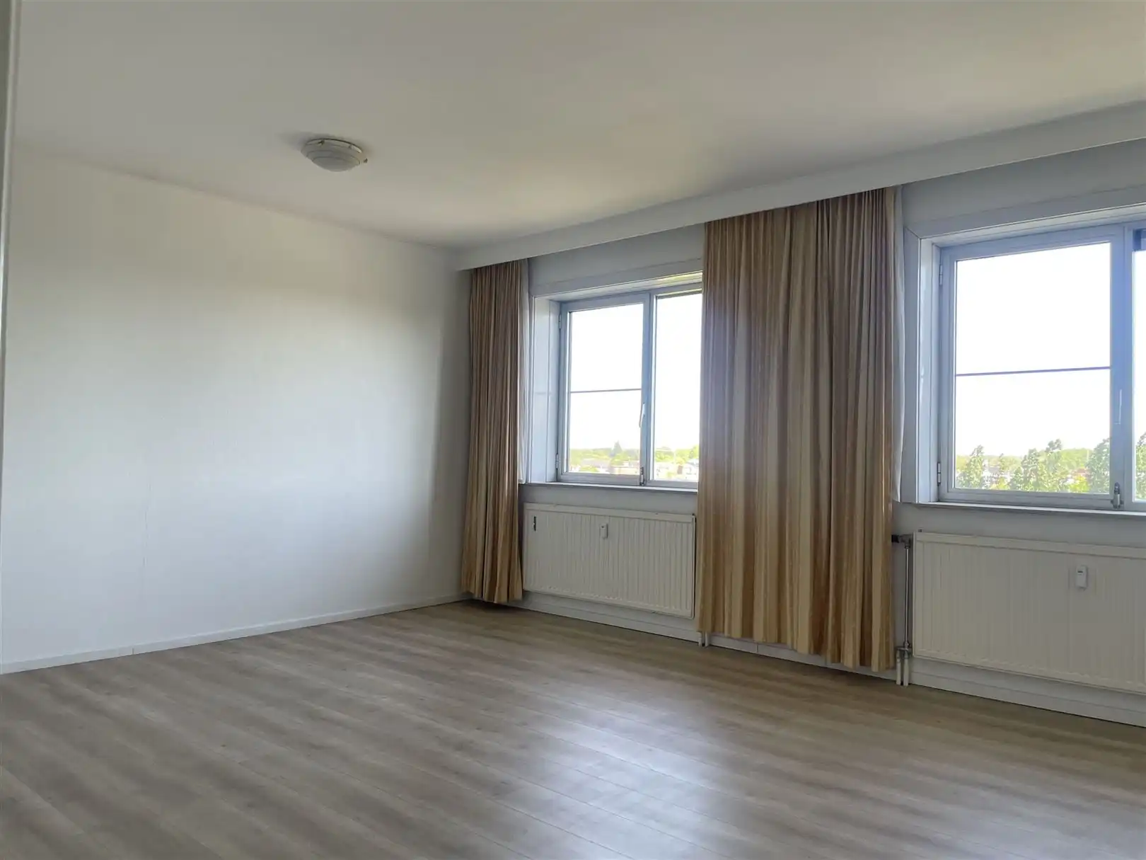 Ruim en zonnig appartement ca. 113m2 met groen uitzicht foto 7