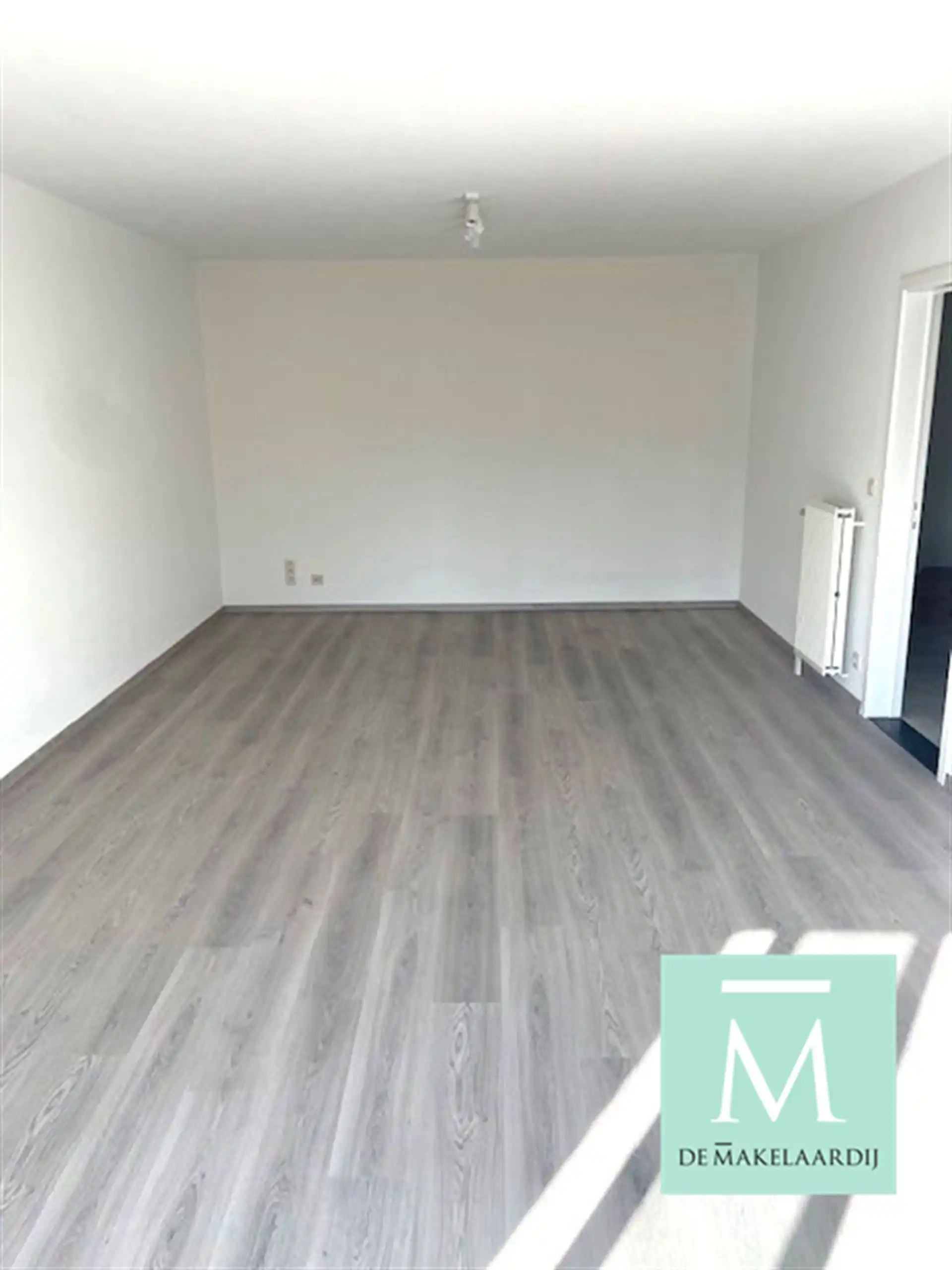 Goed gelegen, gerenoveerd appartement met 2 slaapkamers, terras en garage! foto 4