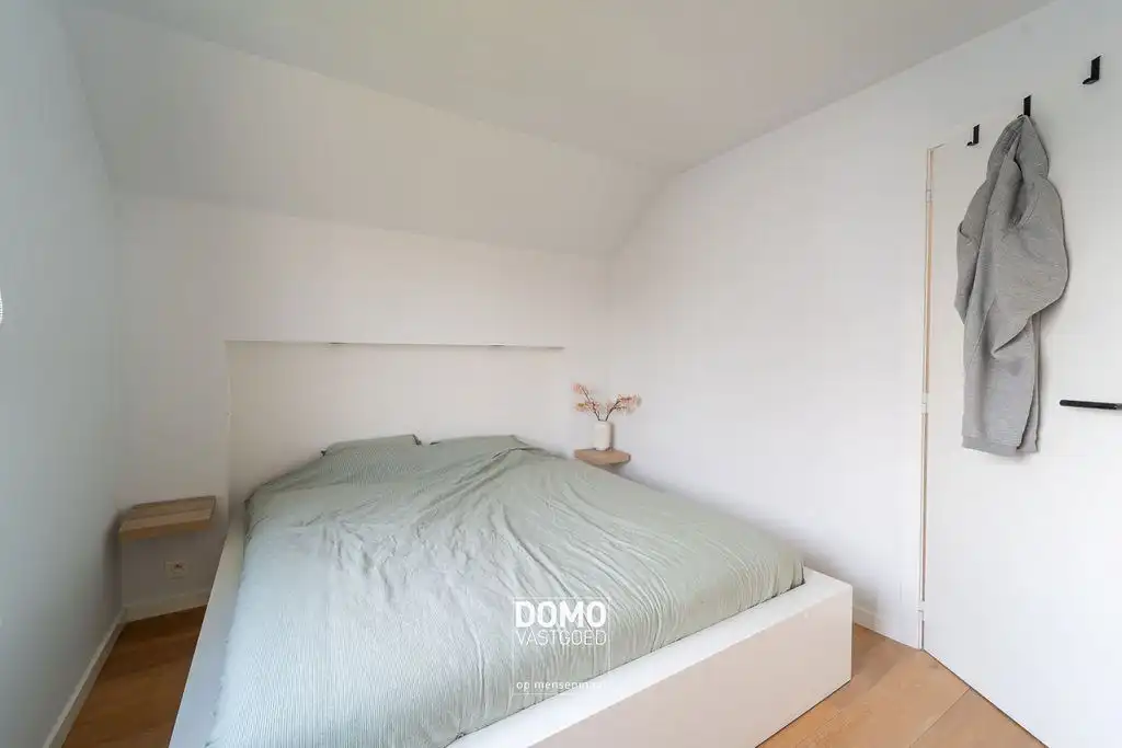 VOLLEDIG GERENOVEERDE OPEN BEBOUWING MET 4 SLAAPKAMERS EN GARAGE foto 9