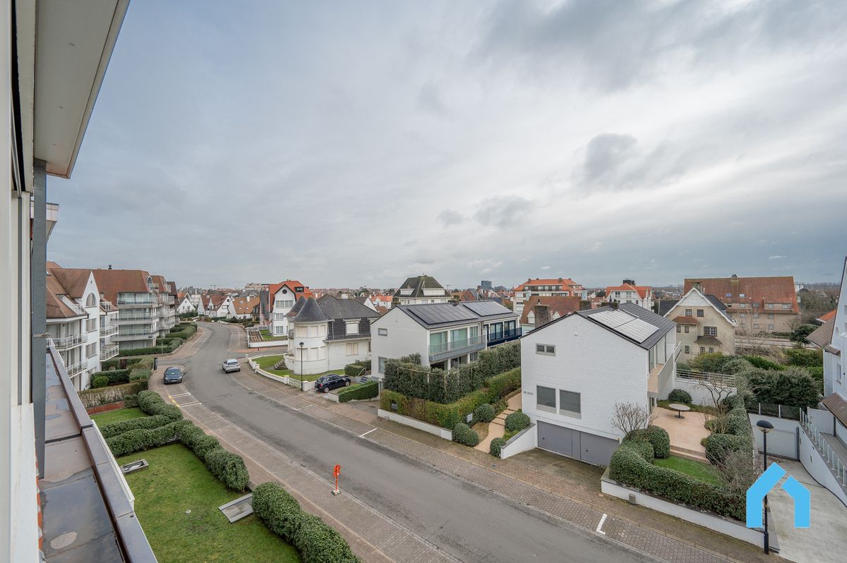 Uniek gerenoveerd hoekappartement met drieslaapkamers en open zicht over de charmante villa's van Duinbergen foto 14