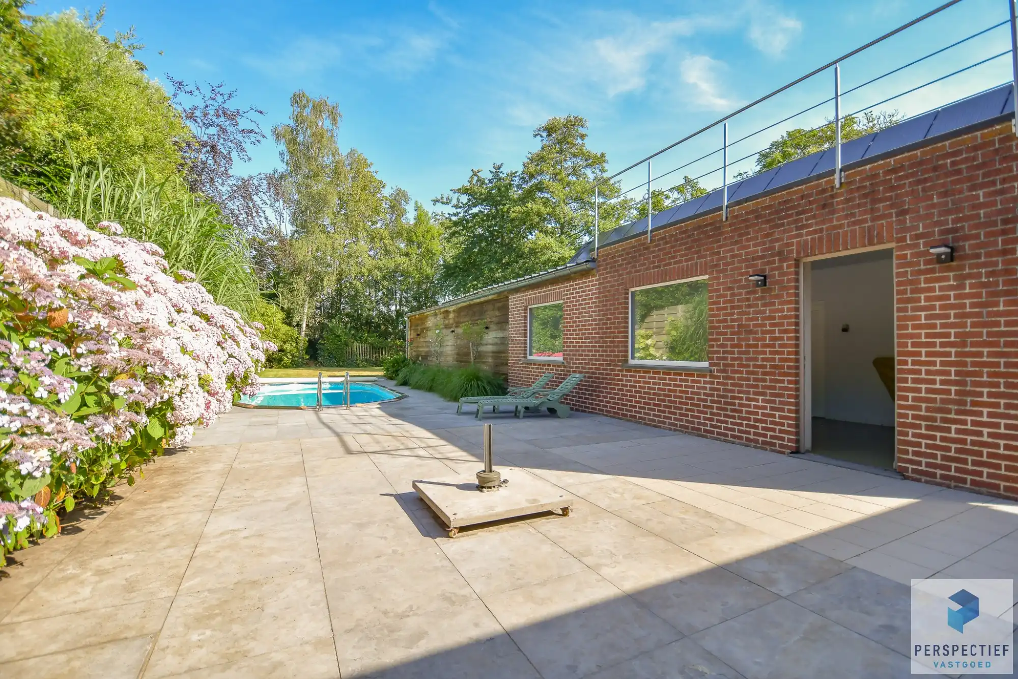 Rustig gelegen gezinswoning met garage en tuin met zwembad foto 15