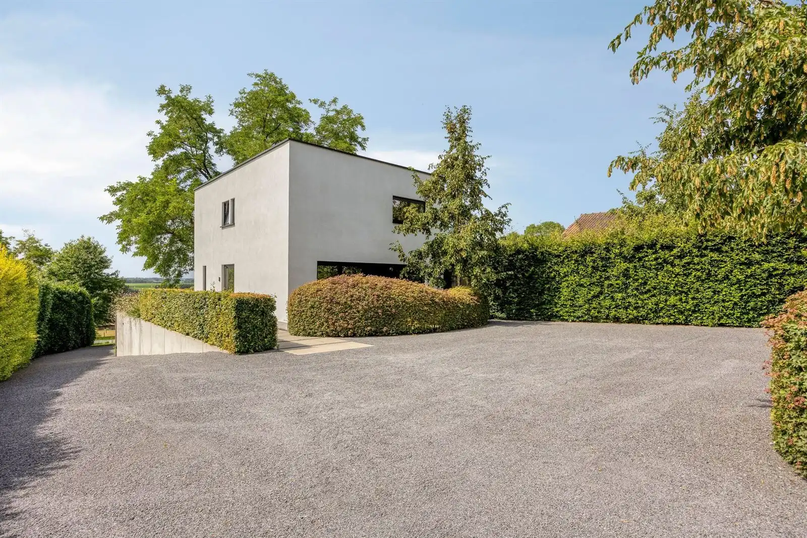 Villa met 4 slaapkamers, tuin met zwemvijver  foto {{pictureIndex}}