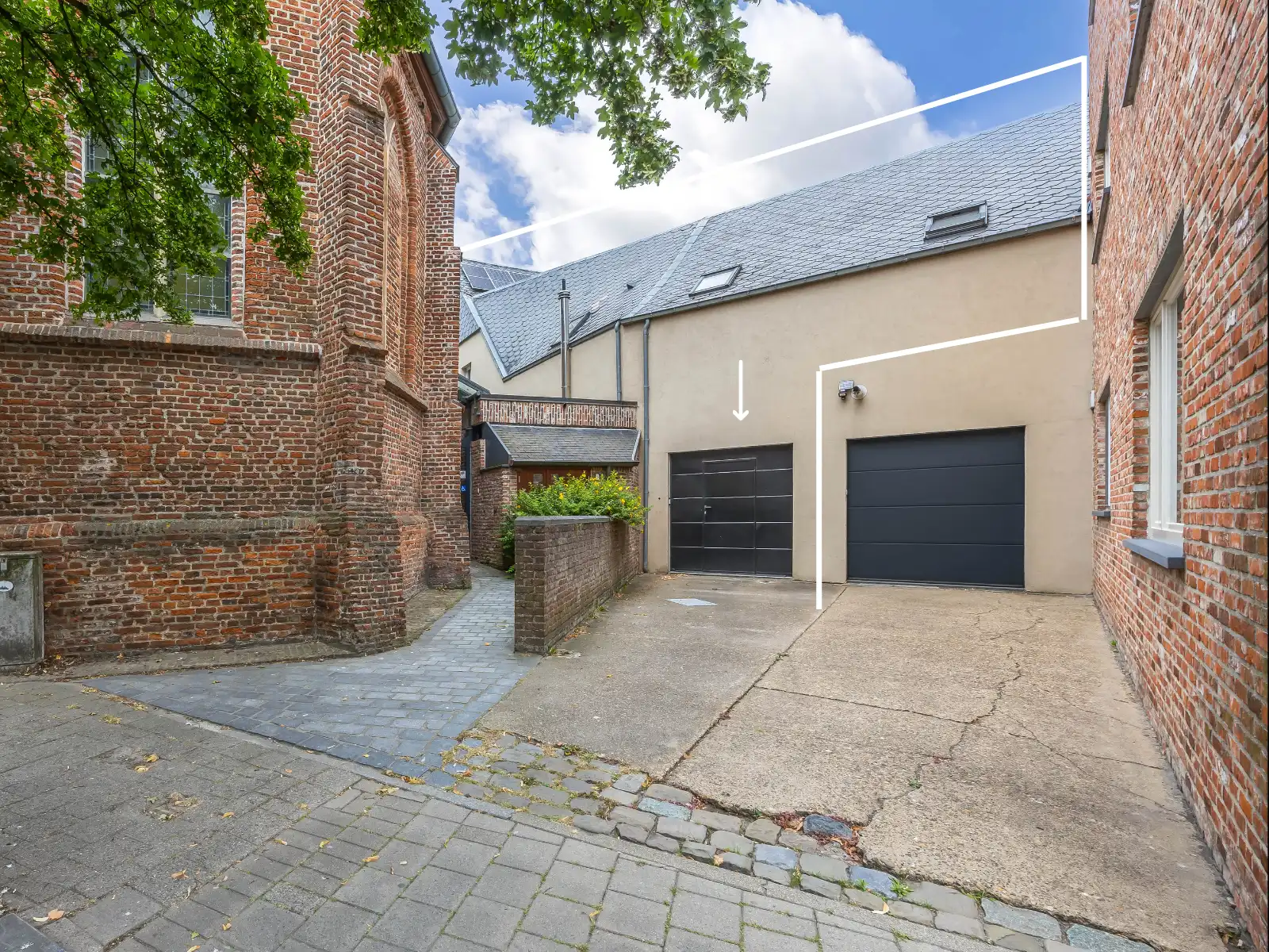 Unieke woning met terras, garage en ruim magazijn  foto 2