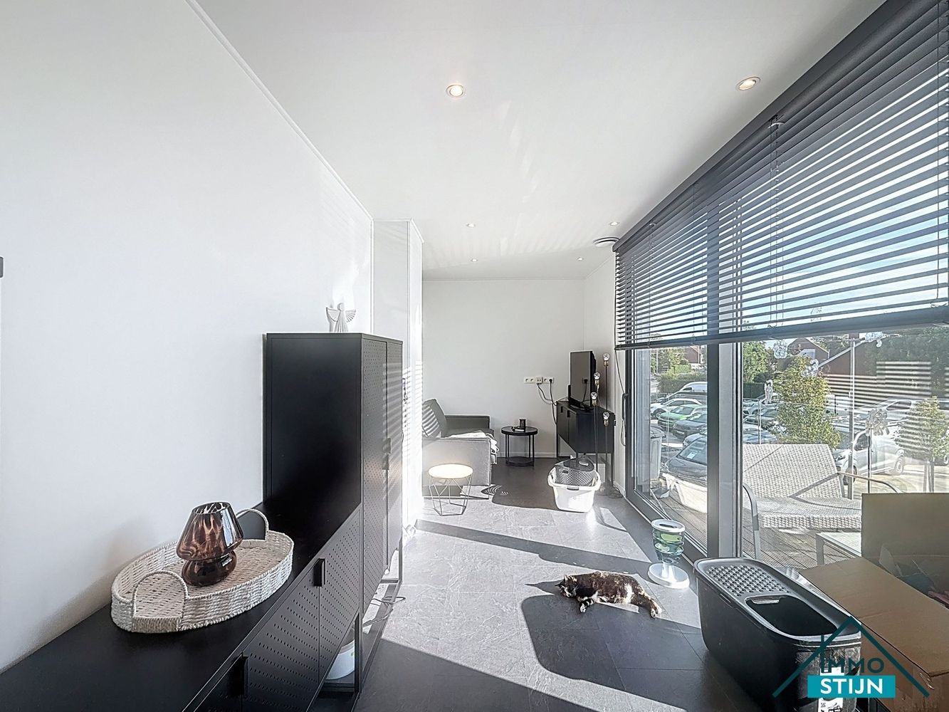 Lichtrijke studio met autostaanplaats foto 4