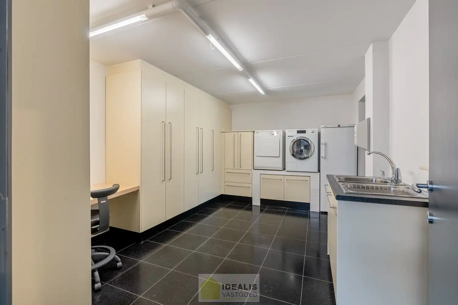 EXTRA RUIME VILLA MET EEN PRACHTIG LICHTRIJKE LEEFRUIMTE, RUIME KEUKEN, 4 SLAAPKAMERS, 2 BADKAMERS EN EEN RUIM PRAKTIJK/KANTOORGEDEELTE OP EEN RIANT EN CENTRAAL PERCEEL VAN MAAR LIEFST 16A 27CA OP EEN GUNSTIGE LOCATIE NABIJ HET CENTRUM VAN ACHEL! foto 27
