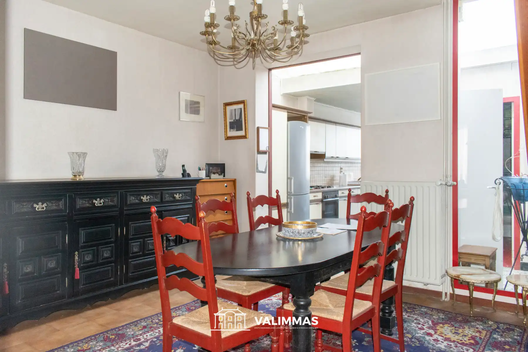 Degelijke, maar nog op te knappen rijwoning met tuin... foto 4